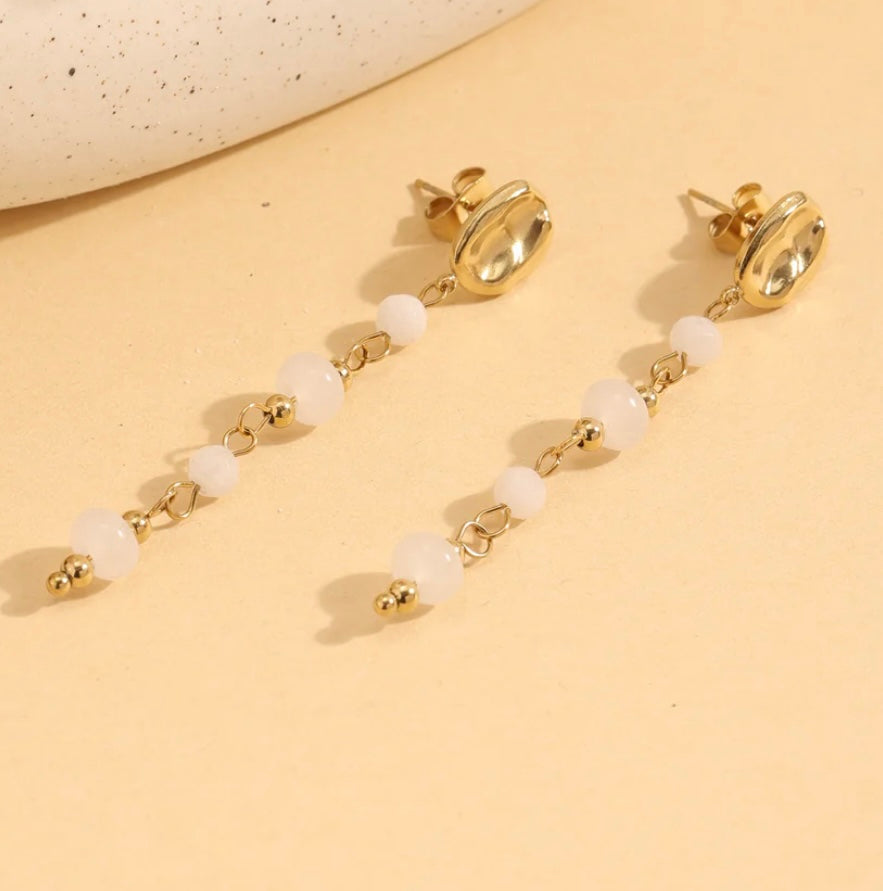 Boucle d’oreille longue blanche et doré