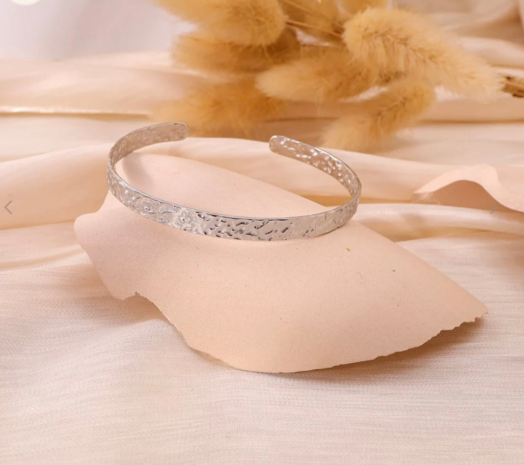 Bracelet manchette fine argenté