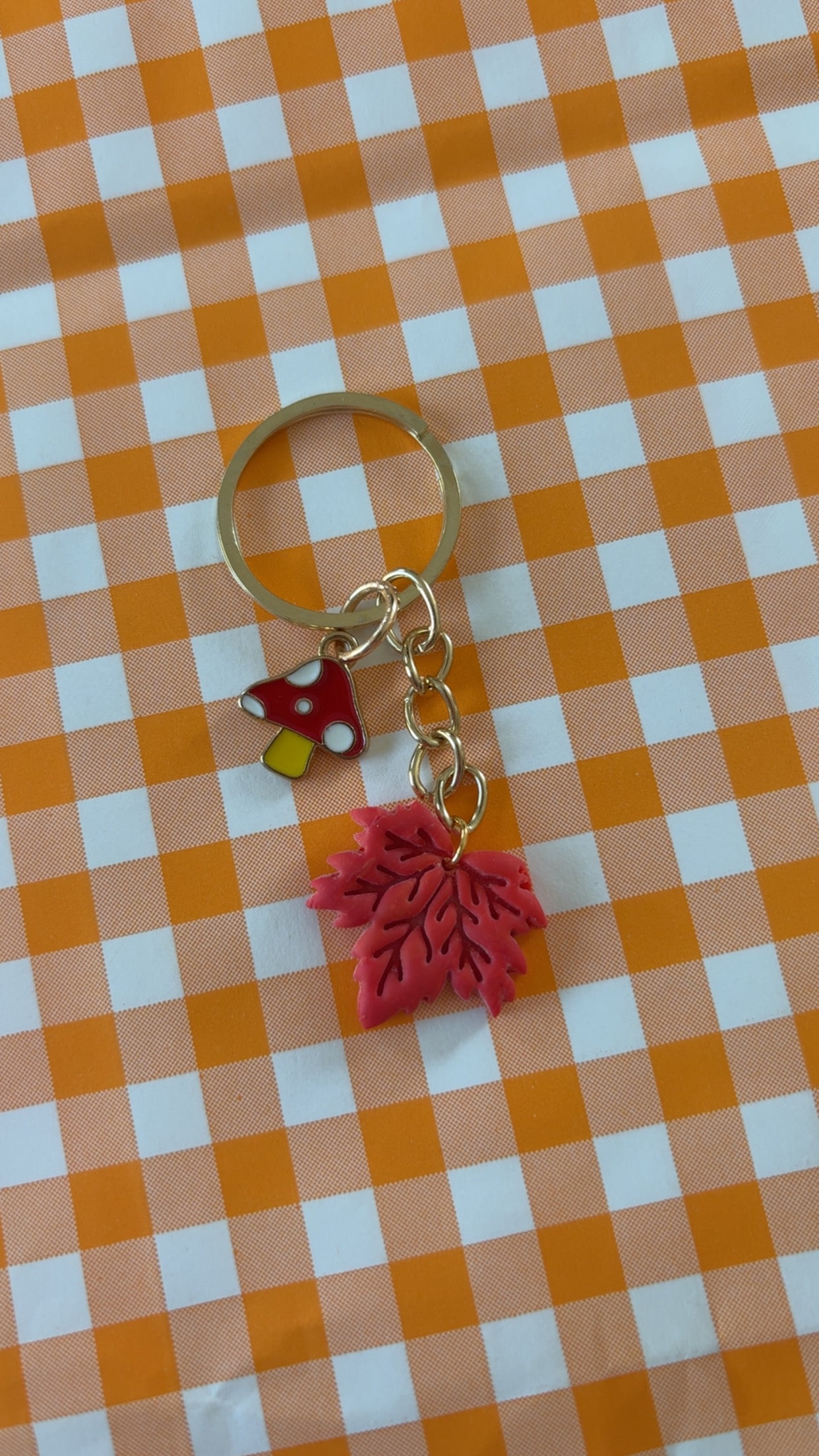 Porte clés feuille rouge et champignons