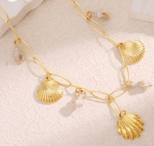Collier coquillage doré