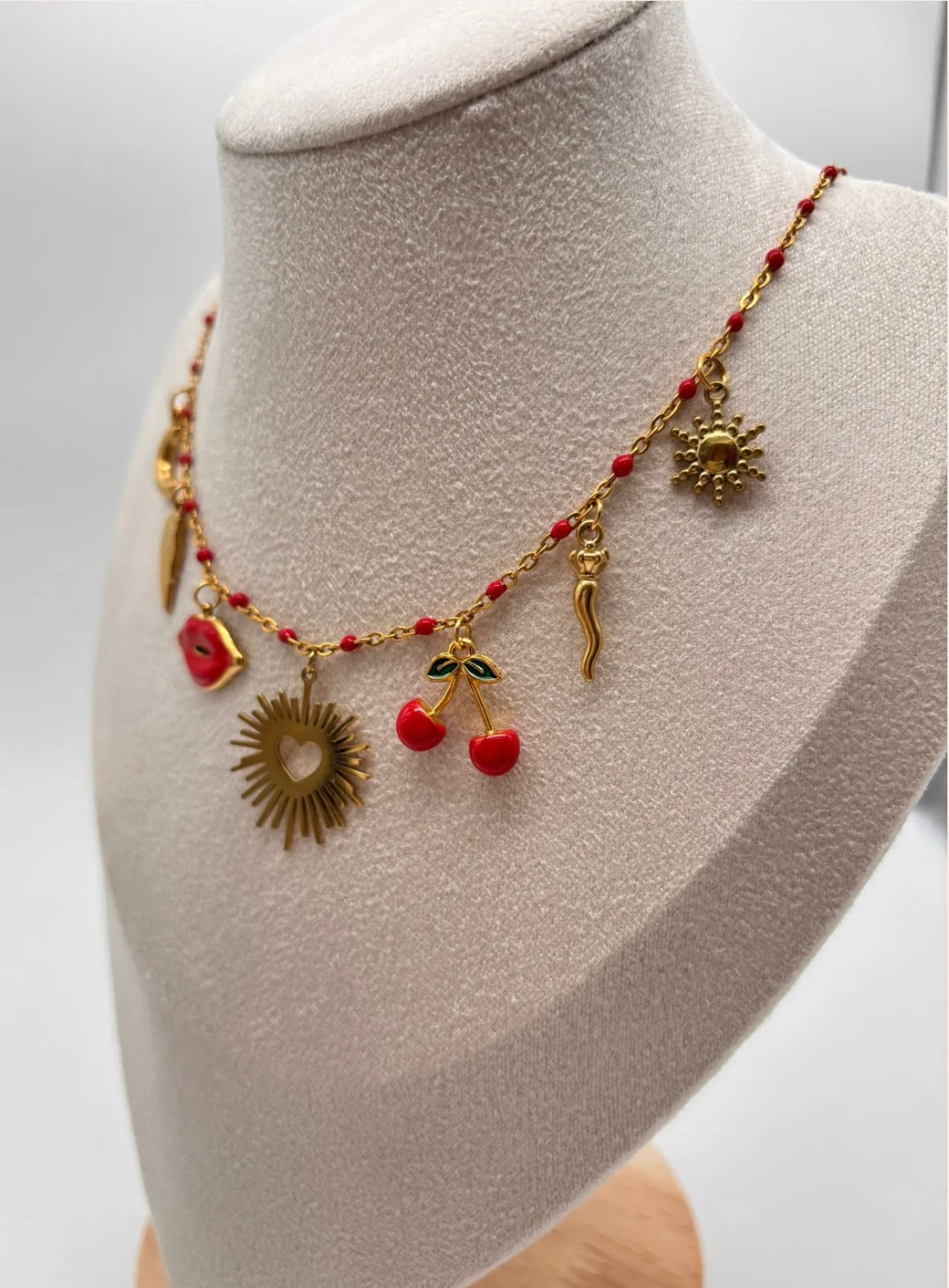Collier rouge mystique