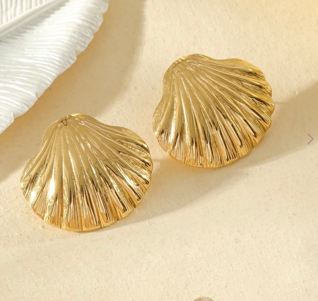 Boucle d’oreille coquillage doré