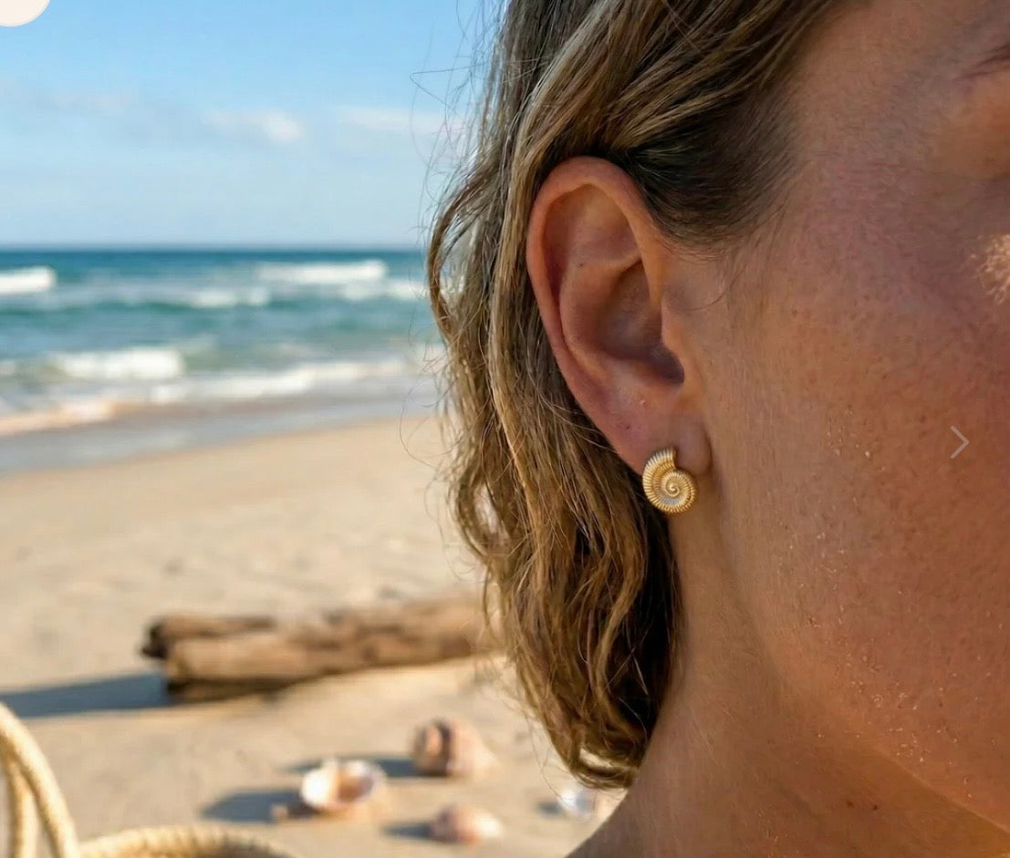 Boucle d’oreille coquillage doré