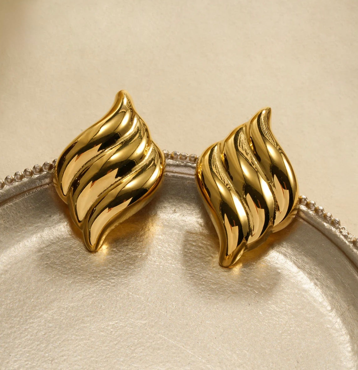 Boucle d’oreille vague