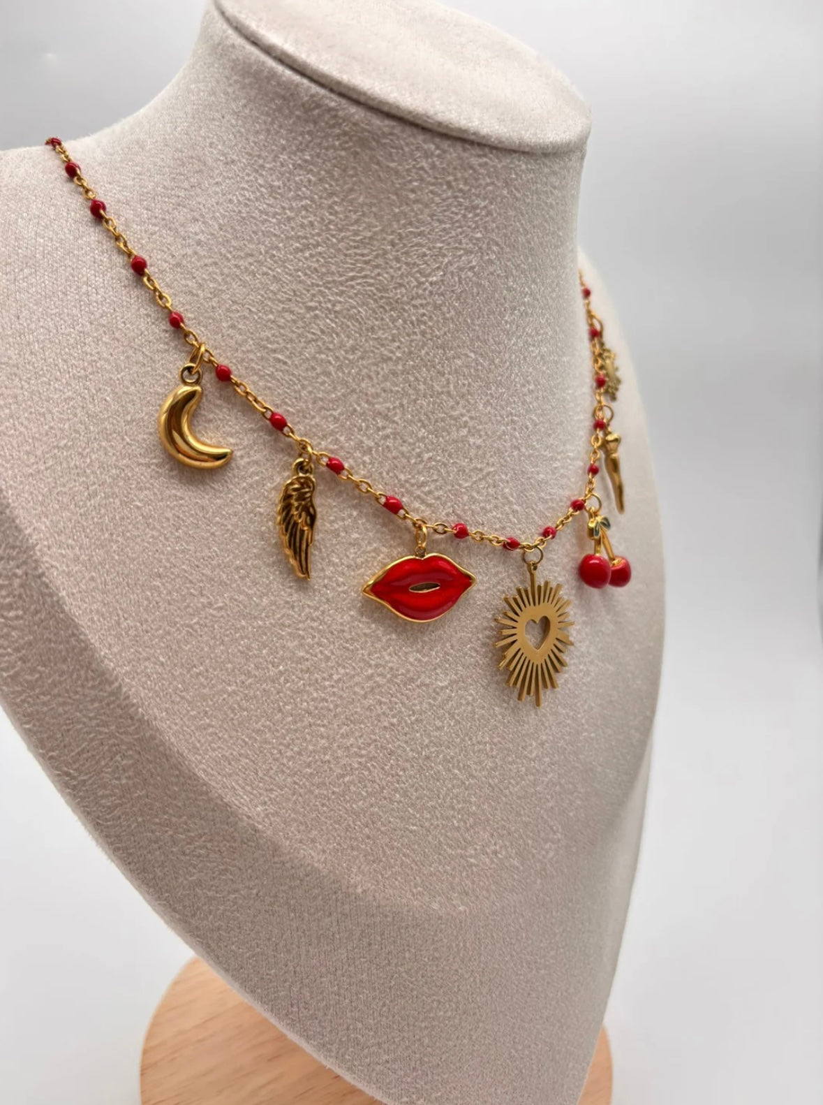 Collier rouge mystique