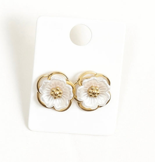 Boucle d’oreille fleur blanche