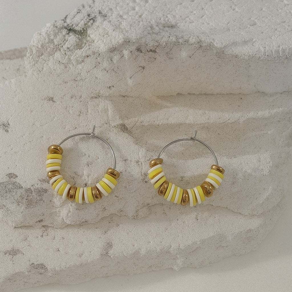 Boucle d’oreille perle plate jaune