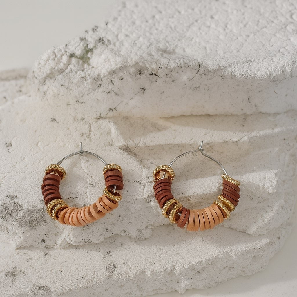 Boucle d’oreille perle plate marron