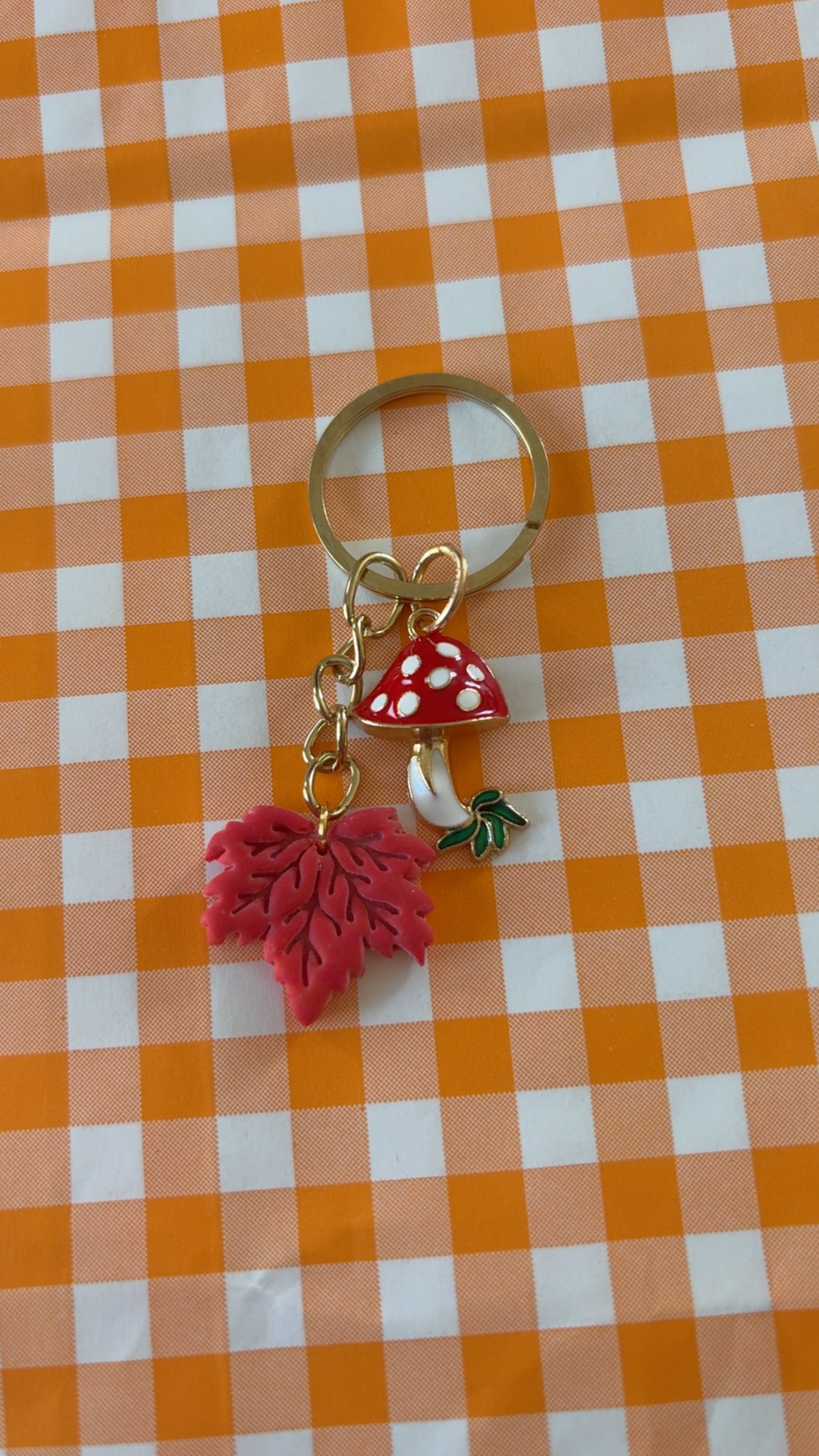 Porte clés feuille rouge et champignon
