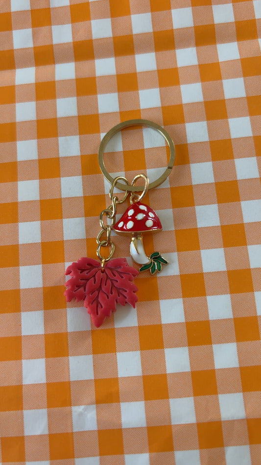 Porte clés feuille rouge et champignon
